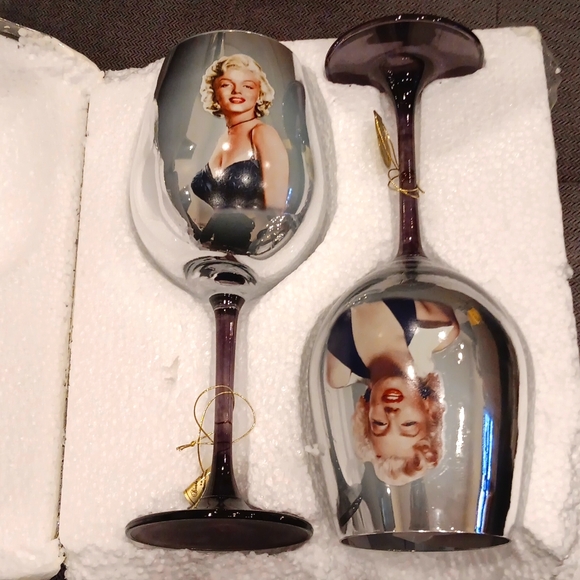 Bradford Exchange, Marilyn Monroe Collectors set of 2 wine glasses, NWT - Picture 1 of 5